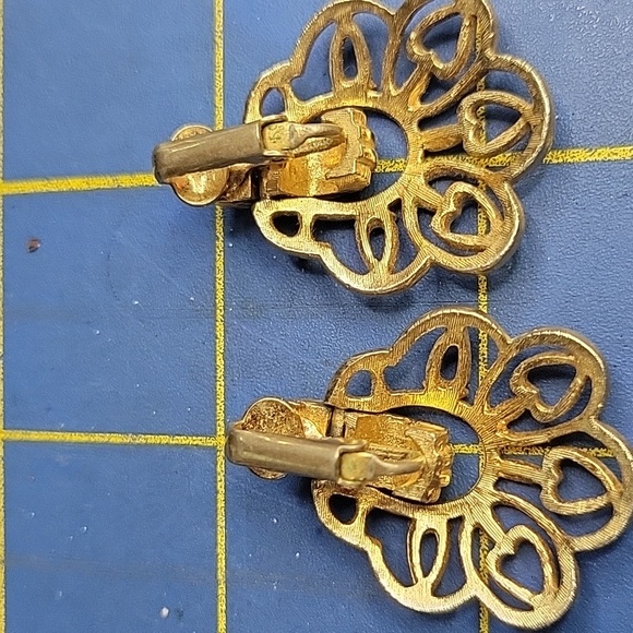 1980s Vintage Gold Tone Heart Floral Clip On Earrings - Picture 6 of 6